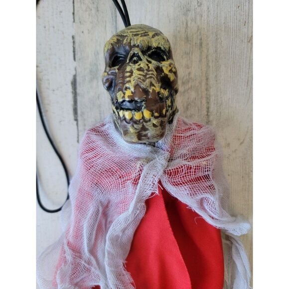 Halloween hanging zombie skeleton dead head mini prop red cape decor - Picture 2 of 8